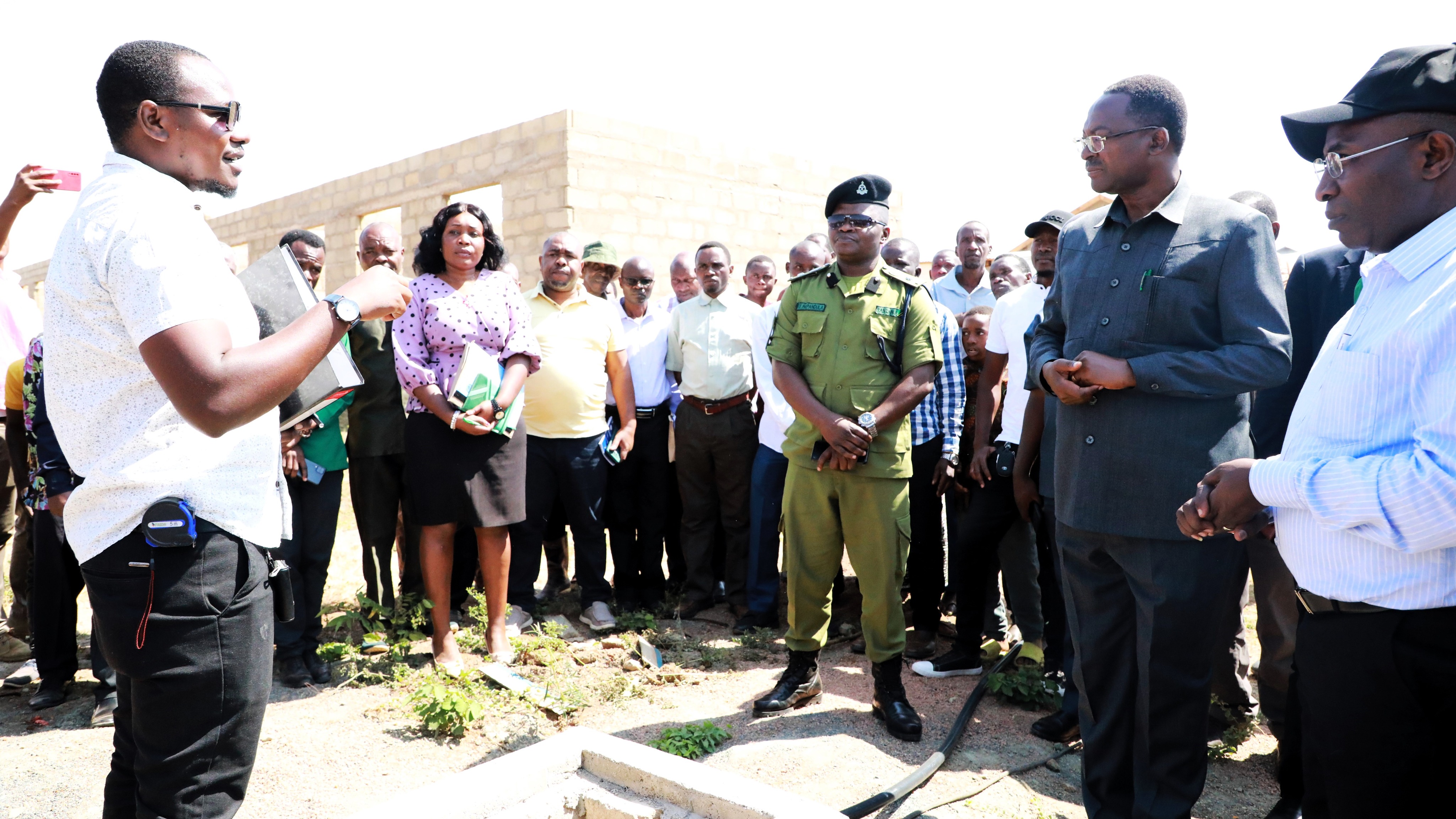 Waziri Simbachawene akagua Ujenzi wa Shule in...