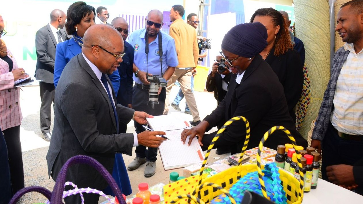 Kikwete atembelea banda la TASAF, awapongeza...